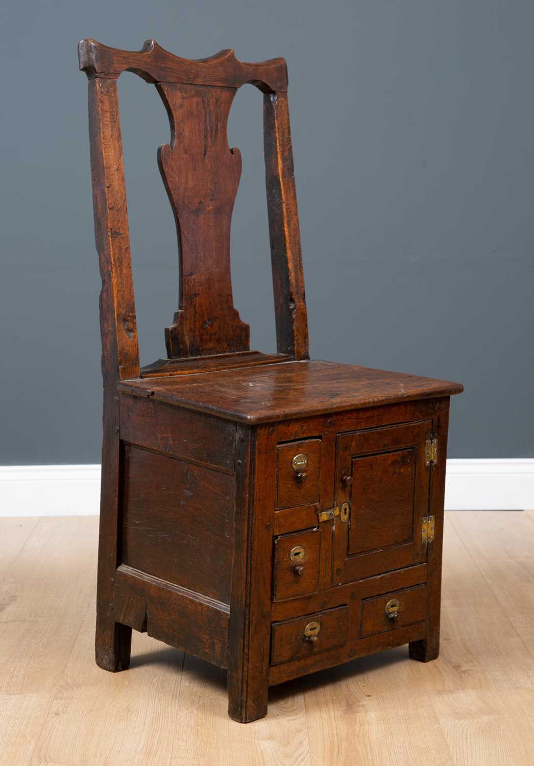 A George III Irish oak country chair possibly from Country Antrim, with solid bar shaped splat - Image 2 of 5