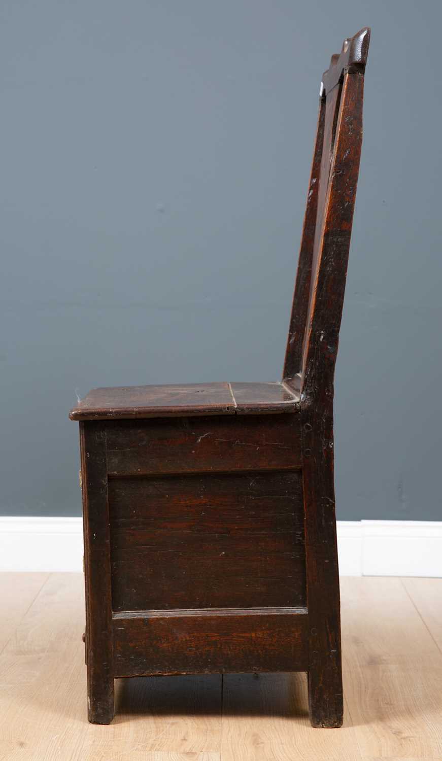 A George III Irish oak country chair possibly from Country Antrim, with solid bar shaped splat - Image 4 of 5