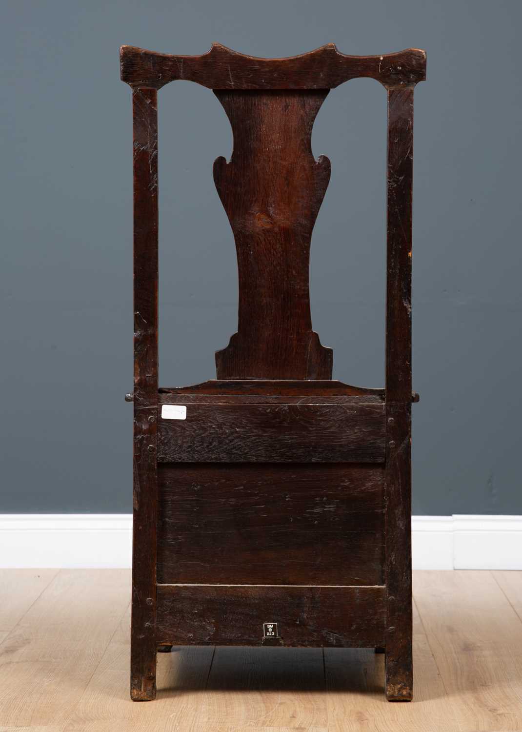 A George III Irish oak country chair possibly from Country Antrim, with solid bar shaped splat - Image 3 of 5