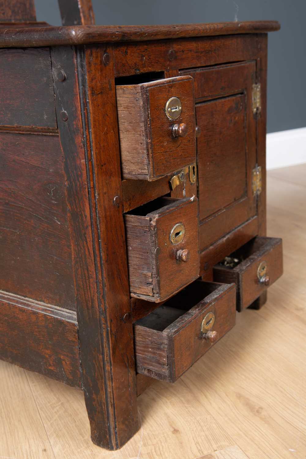 A George III Irish oak country chair possibly from Country Antrim, with solid bar shaped splat - Image 5 of 5