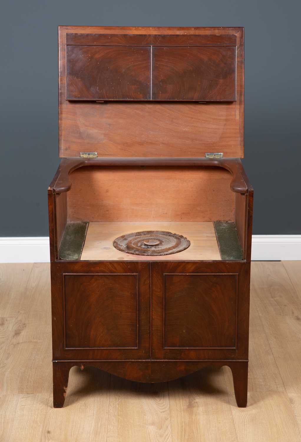 A George III mahogany commode cabinet or chest with lifting hinge lid and turned cover to the seat - Image 2 of 5