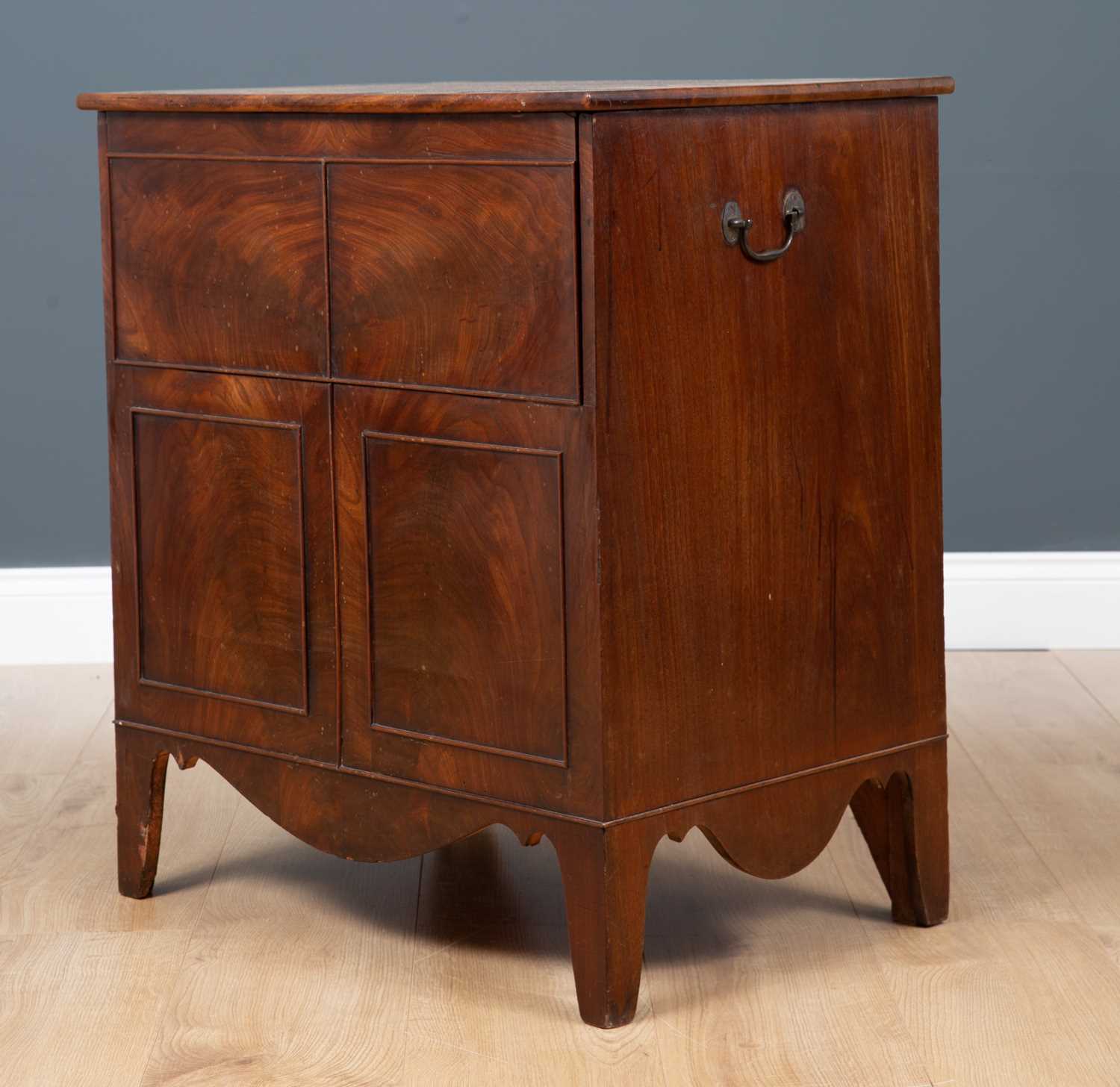 A George III mahogany commode cabinet or chest with lifting hinge lid and turned cover to the seat - Image 3 of 5