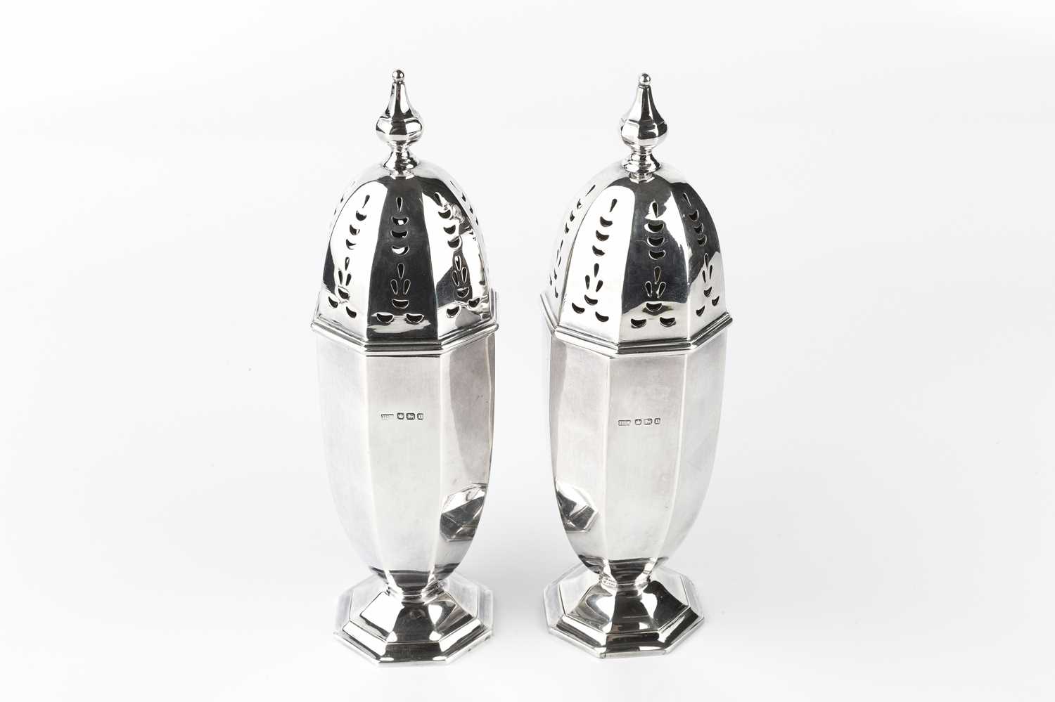 A pair of silver sugar castors, of octagonal faceted form, by Lee & Wigfull, Sheffield 1913, 17.