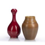 Tea dust vase Chinese of slightly ribbed form, 20.5cm high and a monochrome red tulip neck vase with