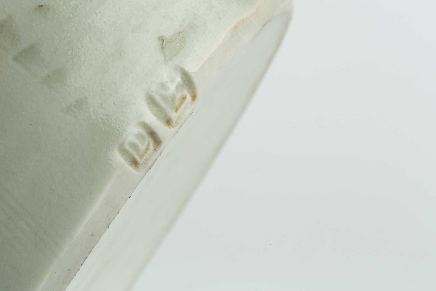 David Leach (1911-2005) at Lowerdown Pottery Pot and cover celadon glaze with vertical combed line - Image 3 of 3