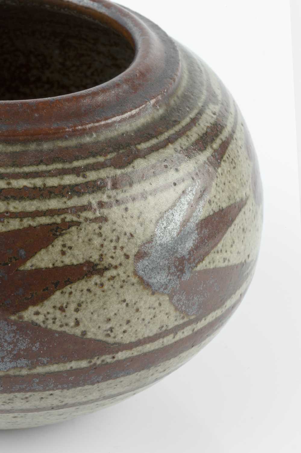 Helen Pincombe (1908-2004) Globular pot decorated with a band of birds over an oatmeal glaze - Image 4 of 4