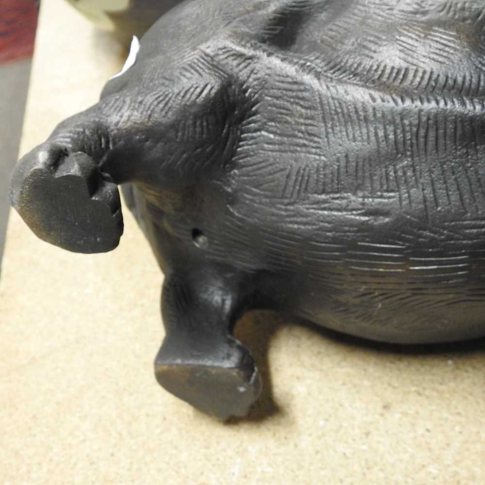 A bronzed metal model of a hippo - Bild 8 aus 8