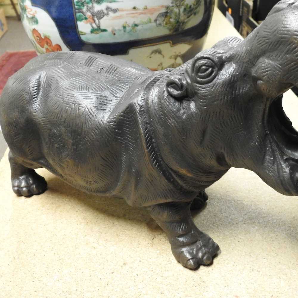 A bronzed metal model of a hippo - Bild 7 aus 8