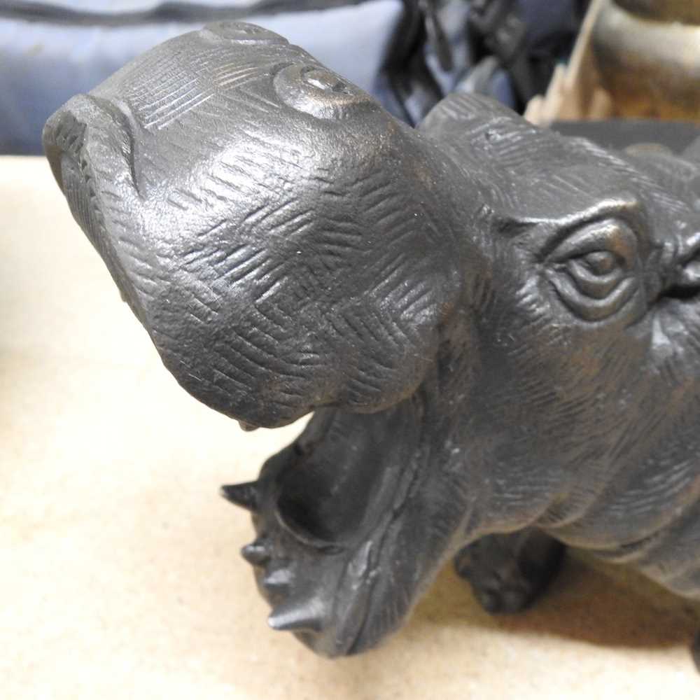 A bronzed metal model of a hippo - Bild 6 aus 8