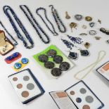 A collection of jewellery,