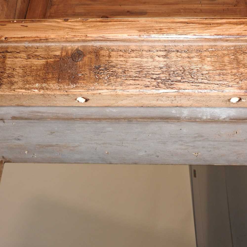 A rustic pine pew - Image 6 of 6