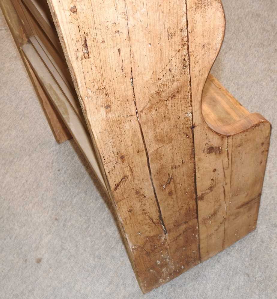 A rustic pine pew - Image 5 of 6