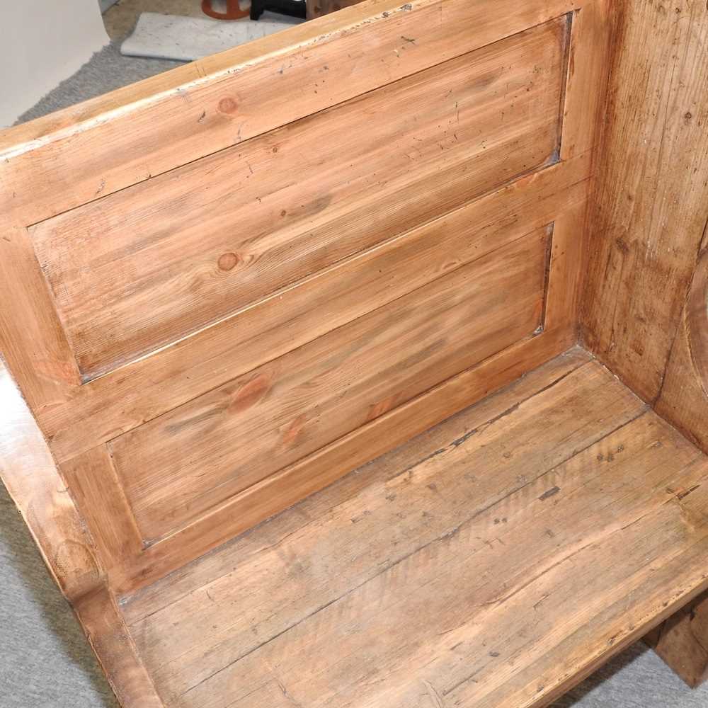 A rustic pine pew - Image 3 of 6