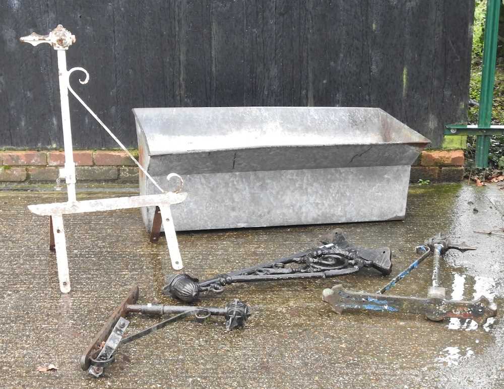 A galvanised tank, together with various metal brackets - Image 3 of 7