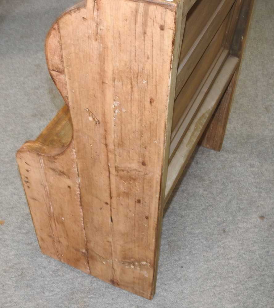 A rustic pine pew - Image 2 of 6