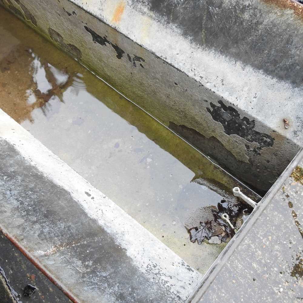 A galvanised tank, together with various metal brackets - Image 4 of 7