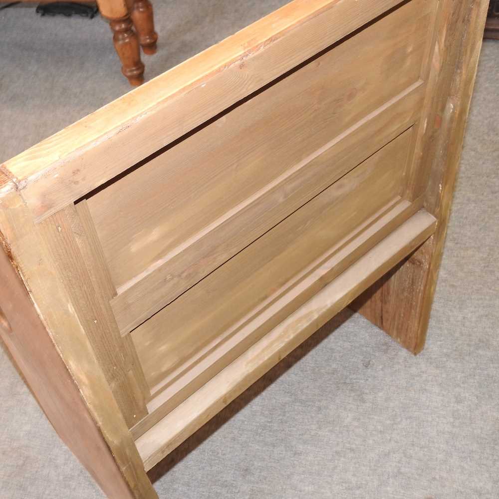 A rustic pine pew - Image 4 of 6