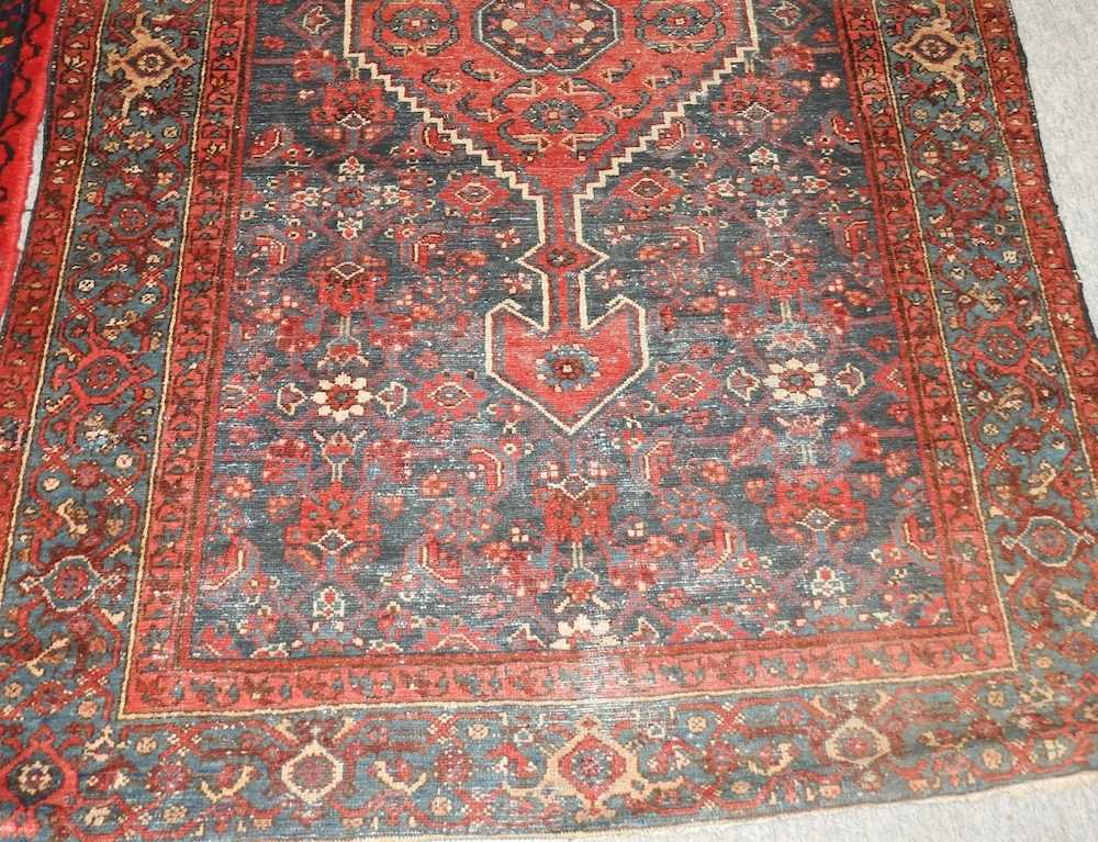 A Persian rug - Image 8 of 11