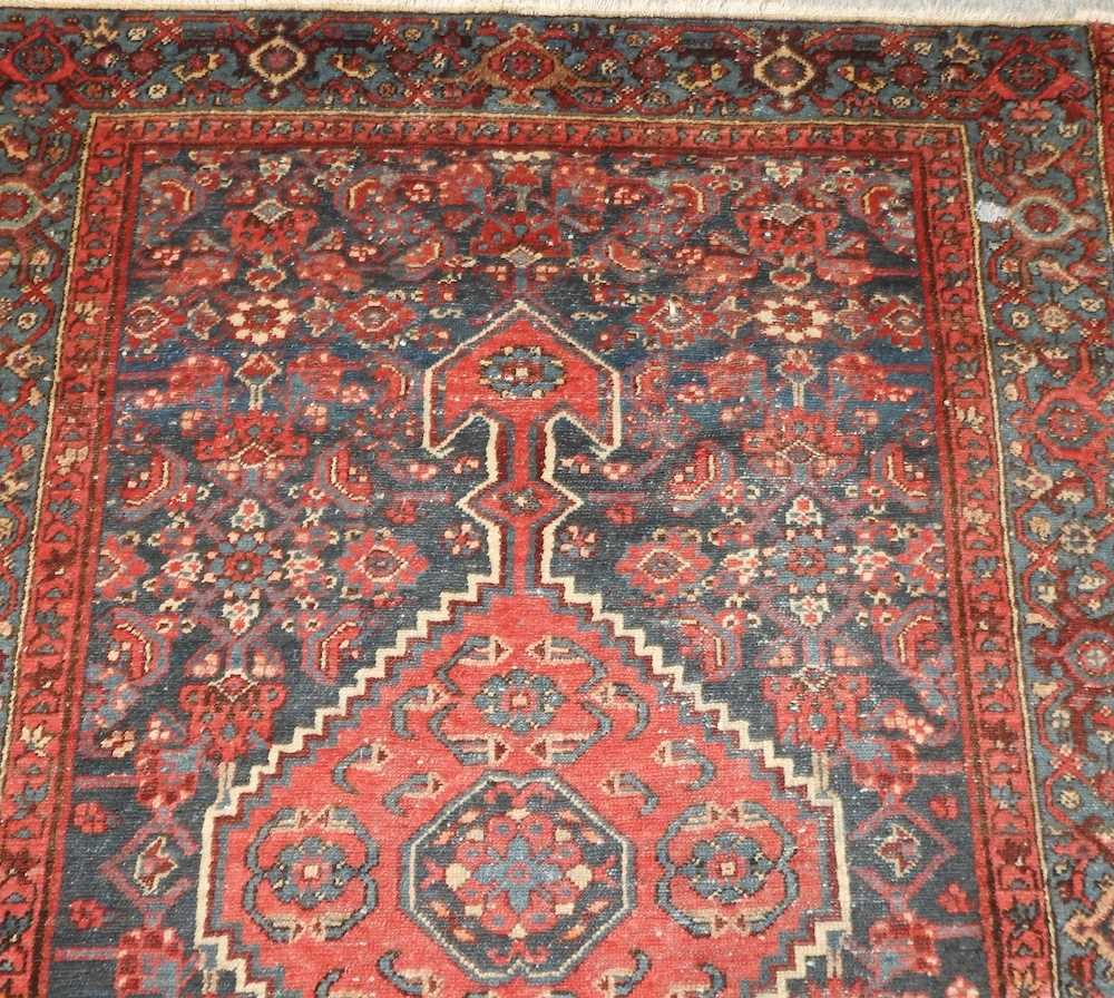 A Persian rug - Image 9 of 11