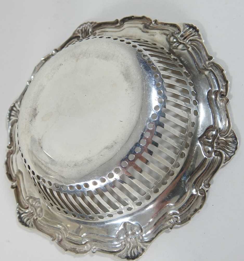 An Edwardian silver bon-bon dish - Image 8 of 11