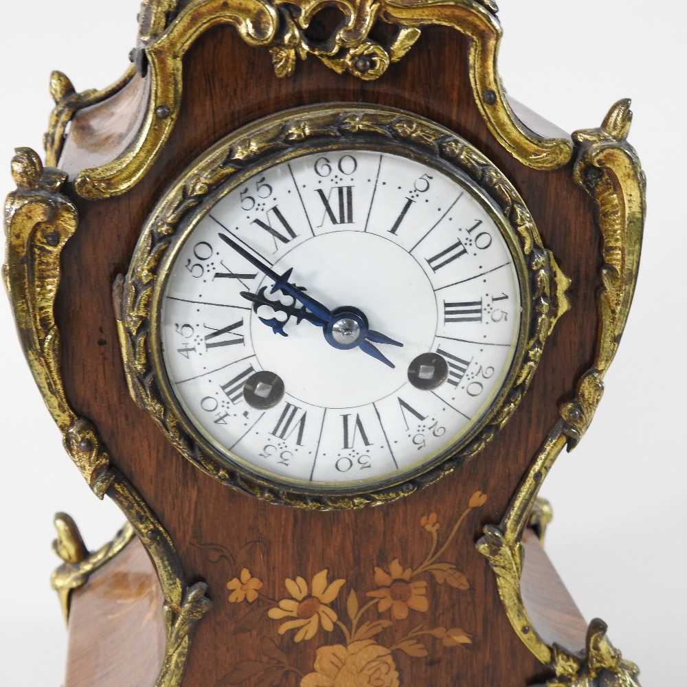 An early 20th century French rosewood and marquetry cased mantel clock - Image 4 of 12