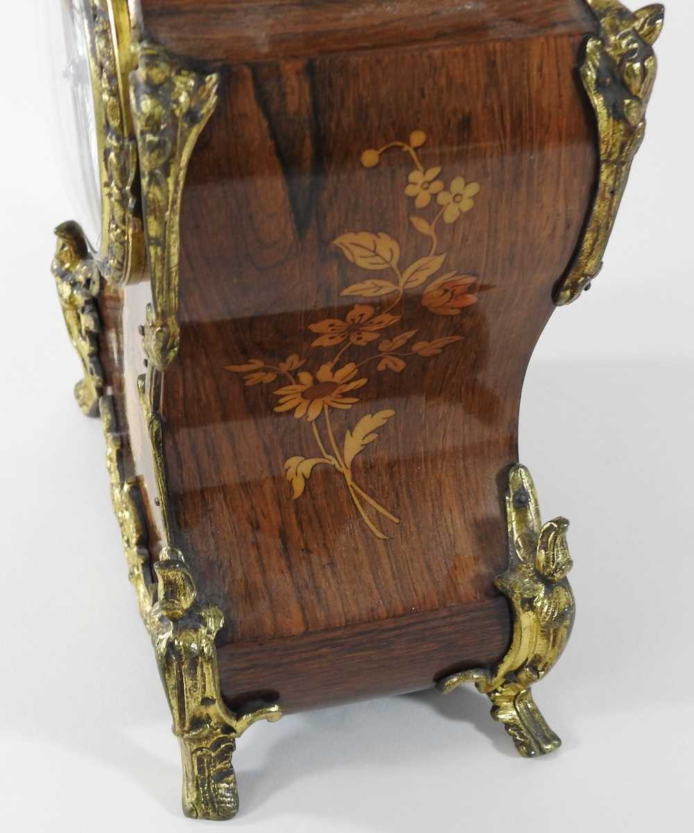 An early 20th century French rosewood and marquetry cased mantel clock - Image 8 of 12