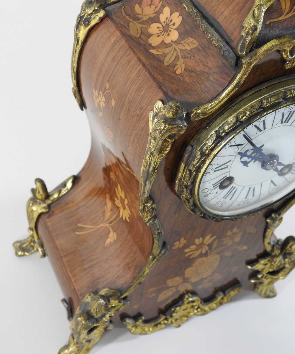 An early 20th century French rosewood and marquetry cased mantel clock - Image 6 of 12