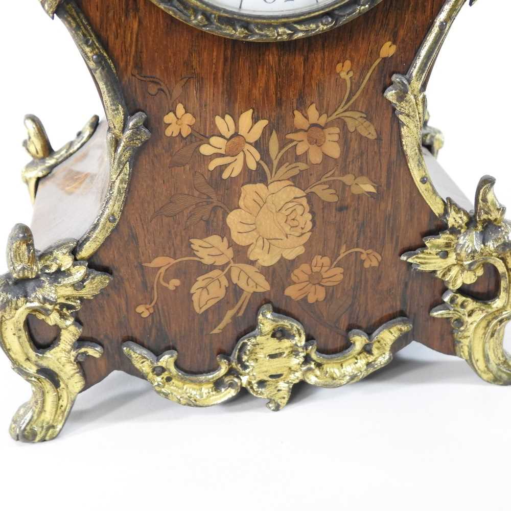 An early 20th century French rosewood and marquetry cased mantel clock - Image 5 of 12