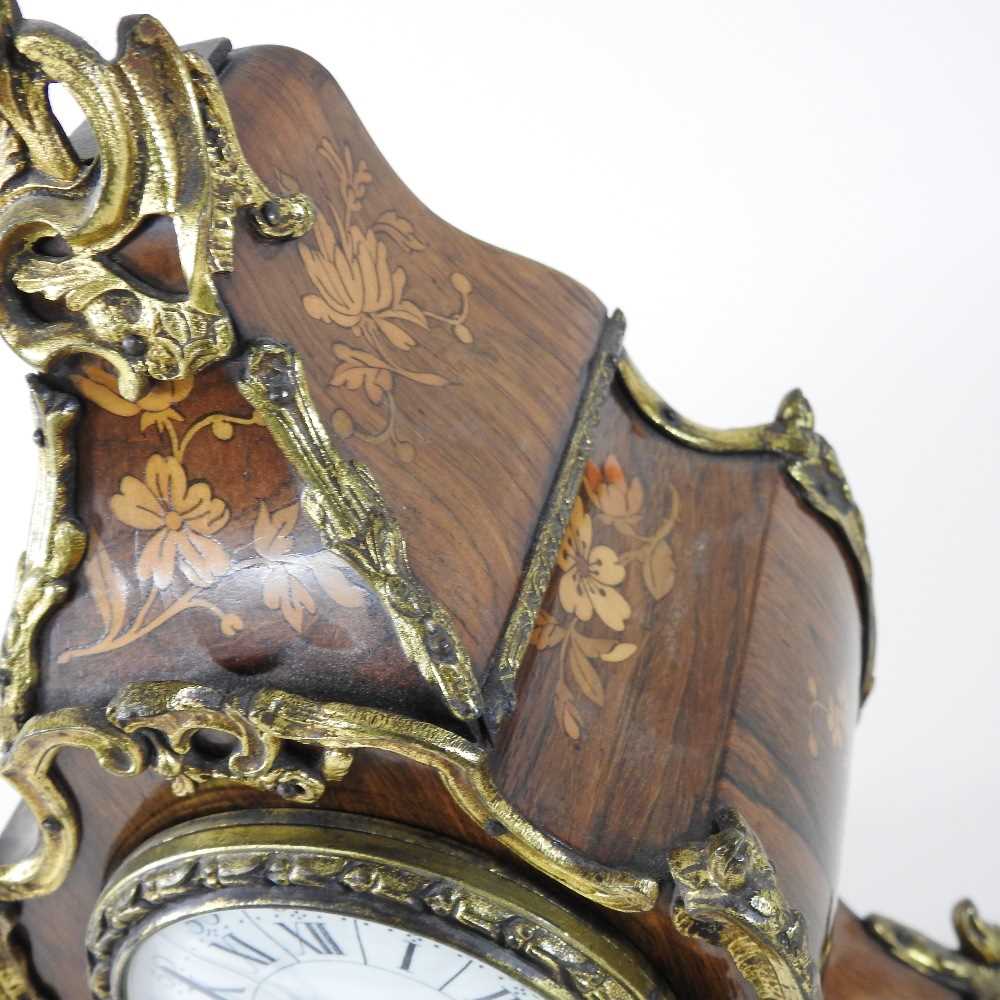 An early 20th century French rosewood and marquetry cased mantel clock - Image 7 of 12