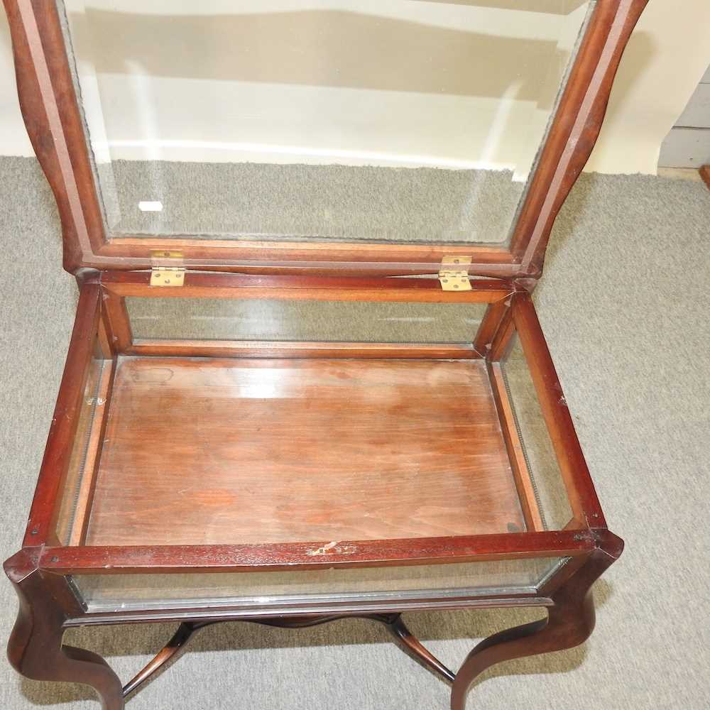 A 19th century mahogany bijouterie table - Image 7 of 9