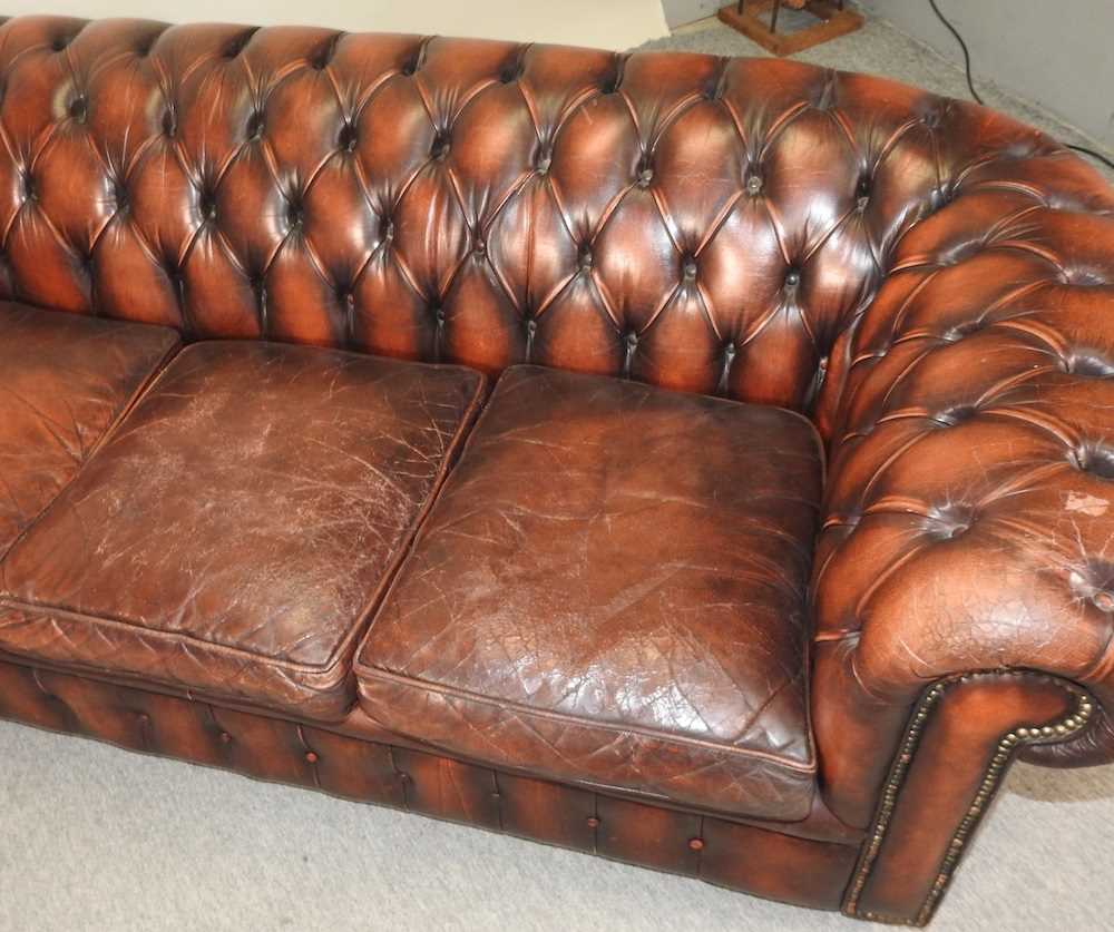 A red leather upholstered button back chesterfield sofa - Image 4 of 18