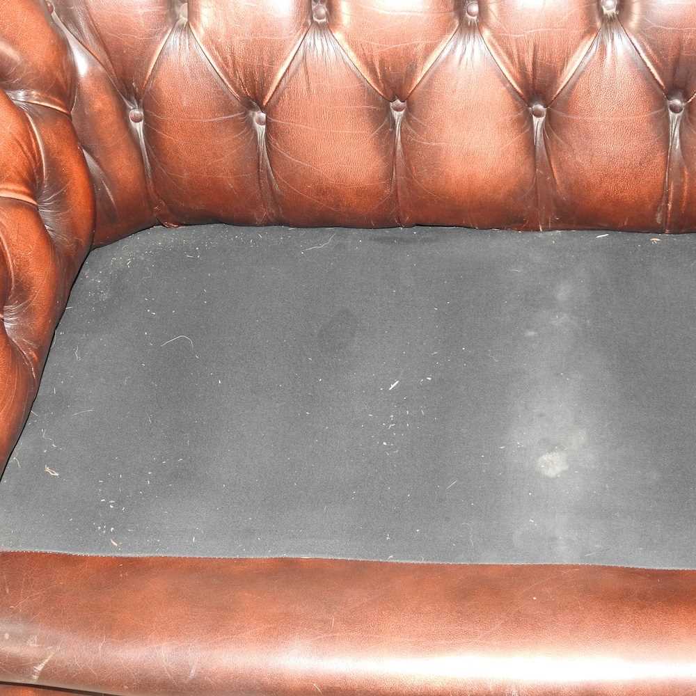 A red leather upholstered button back chesterfield sofa - Image 11 of 18