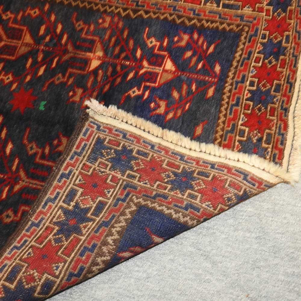 A woollen prayer rug - Image 7 of 9