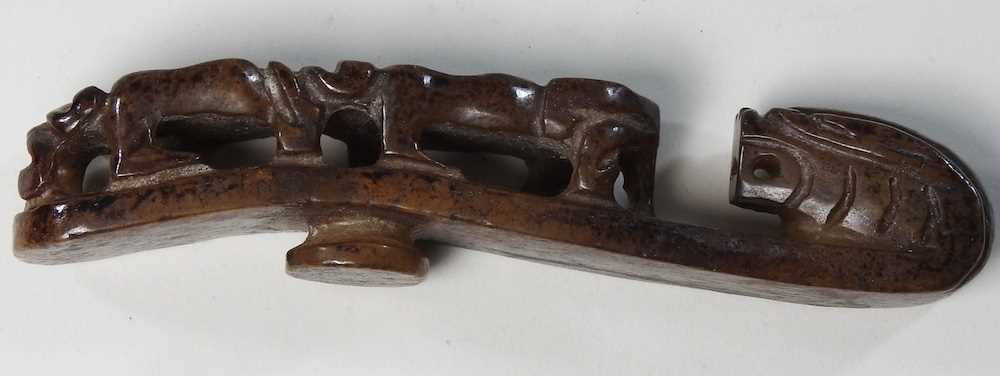 A Chinese carved hardstone buckle - Image 4 of 5