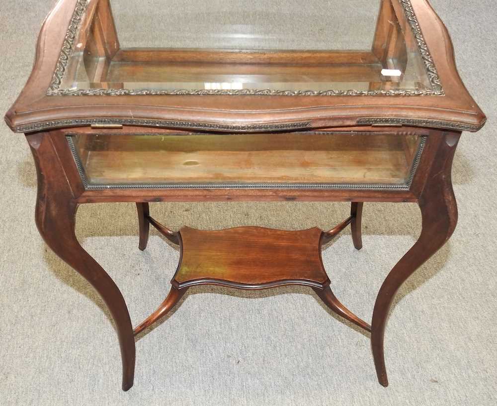 A 19th century mahogany bijouterie table - Image 9 of 9