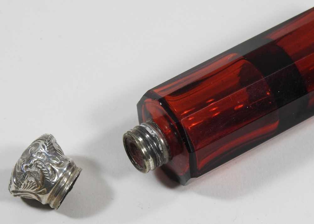 A 19th century ruby glass double ended scent bottle - Image 4 of 8