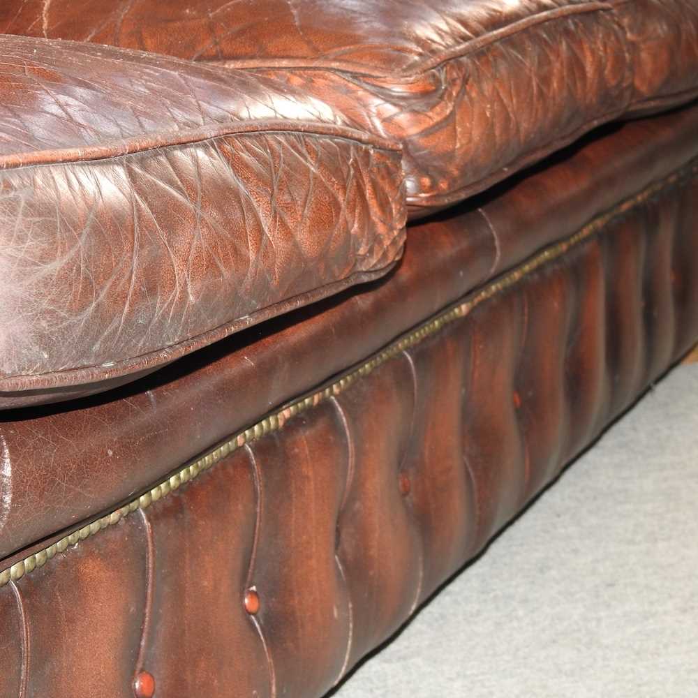 A red leather upholstered button back chesterfield sofa - Image 7 of 18