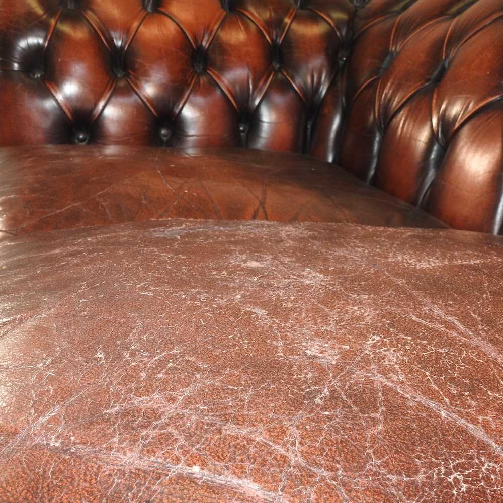 A red leather upholstered button back chesterfield sofa - Image 9 of 18