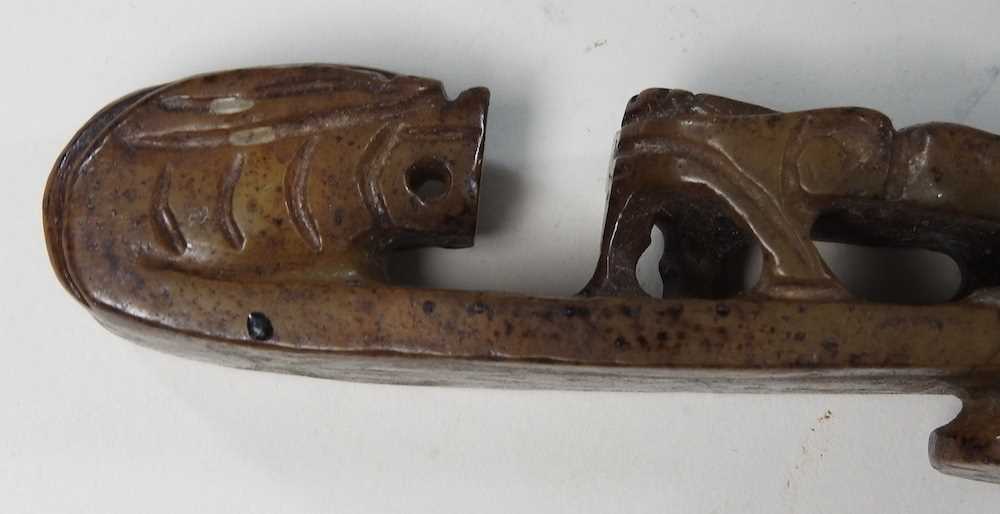 A Chinese carved hardstone buckle - Image 2 of 5