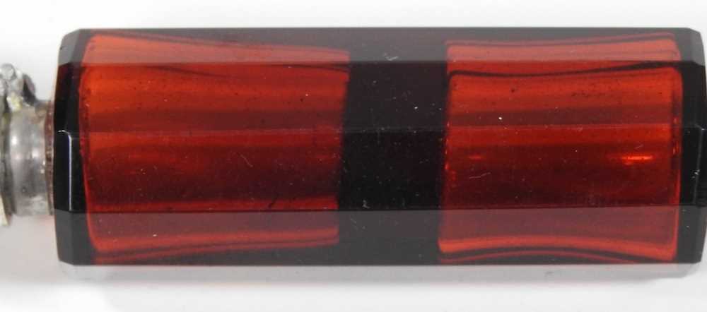 A 19th century ruby glass double ended scent bottle - Image 2 of 8