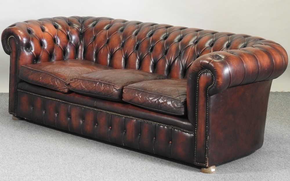 A red leather upholstered button back chesterfield sofa - Image 2 of 18