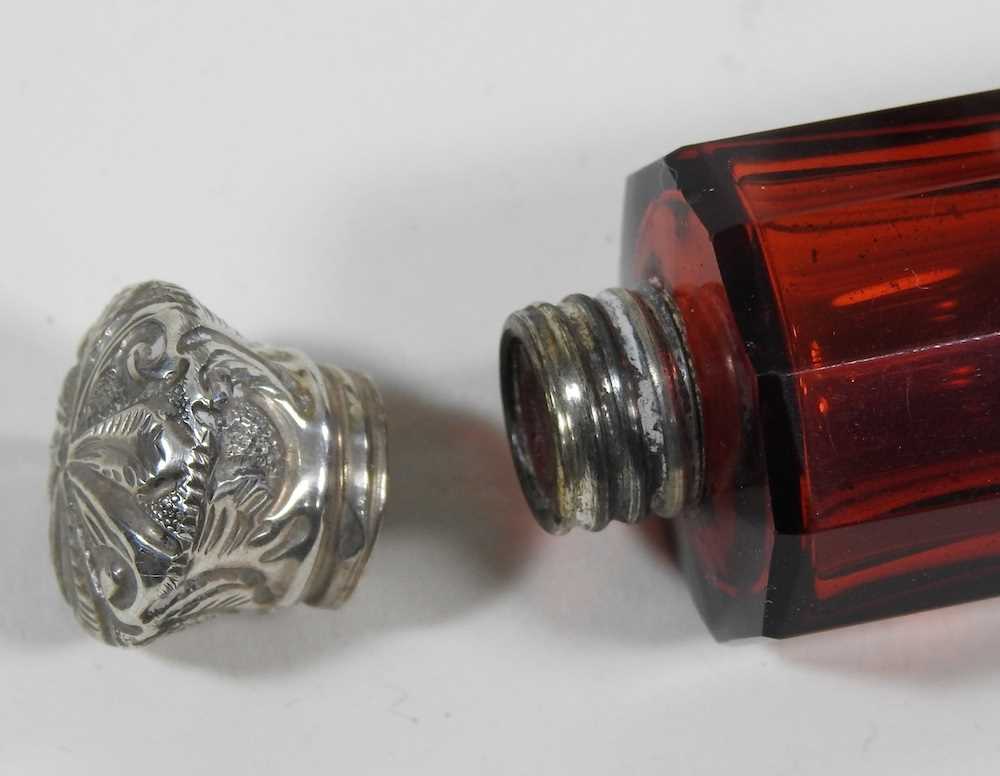 A 19th century ruby glass double ended scent bottle - Image 6 of 8