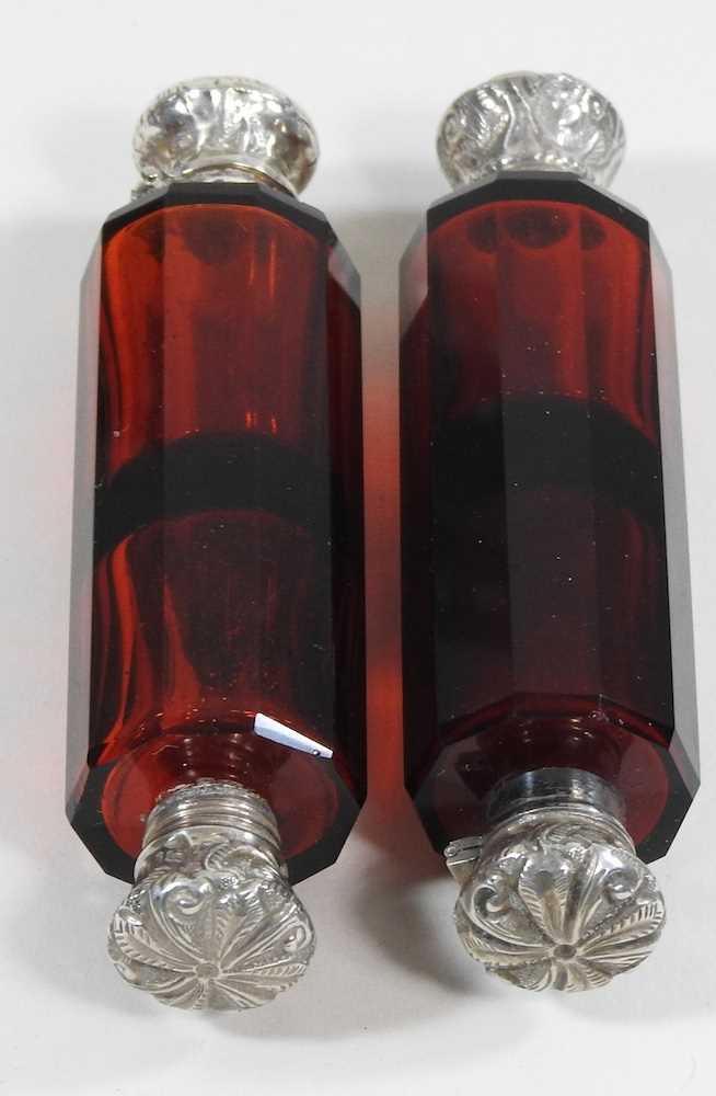 A 19th century ruby glass double ended scent bottle - Image 3 of 8