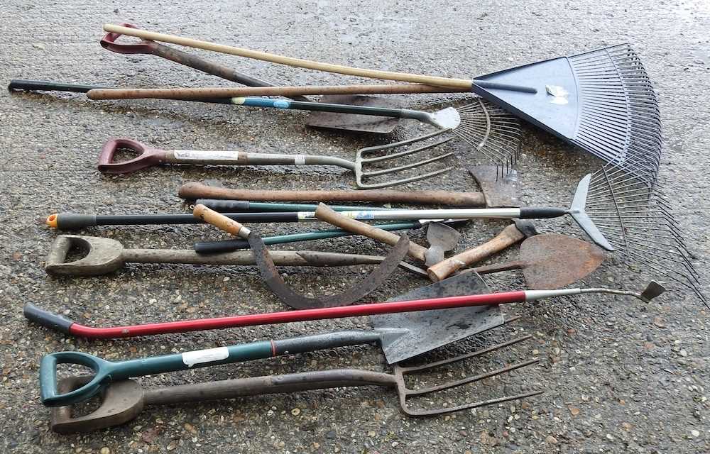 A collection of garden tools - Image 2 of 2