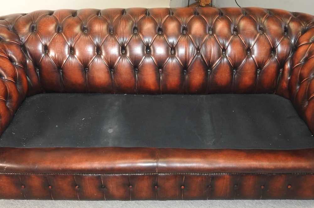 A red leather upholstered button back chesterfield sofa - Image 10 of 18