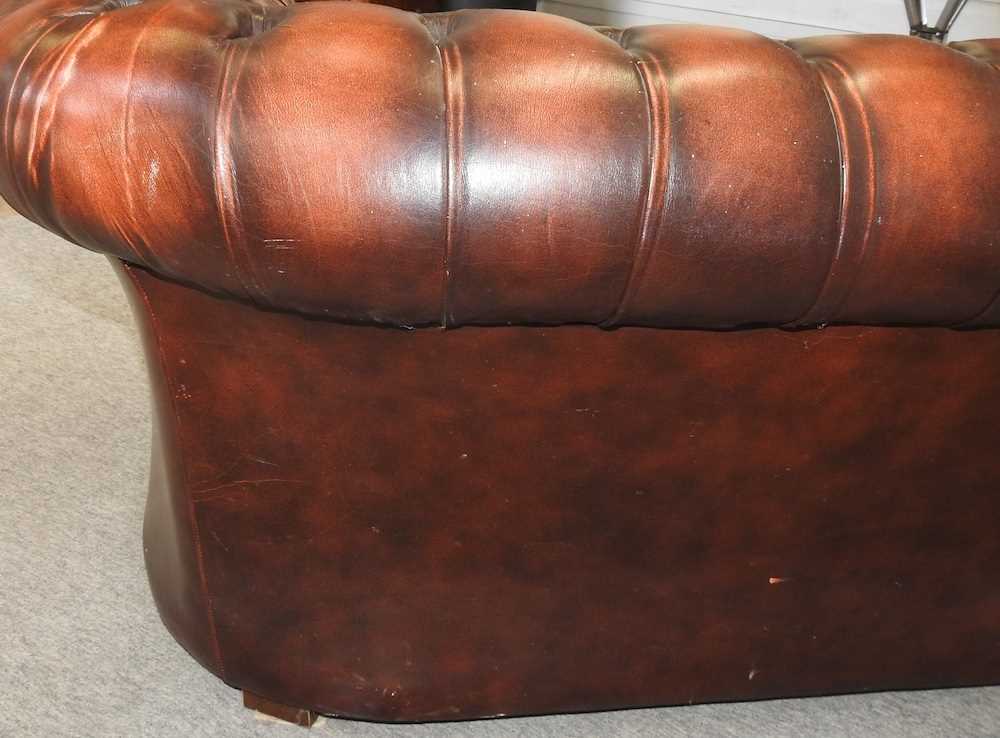 A red leather upholstered button back chesterfield sofa - Image 14 of 18