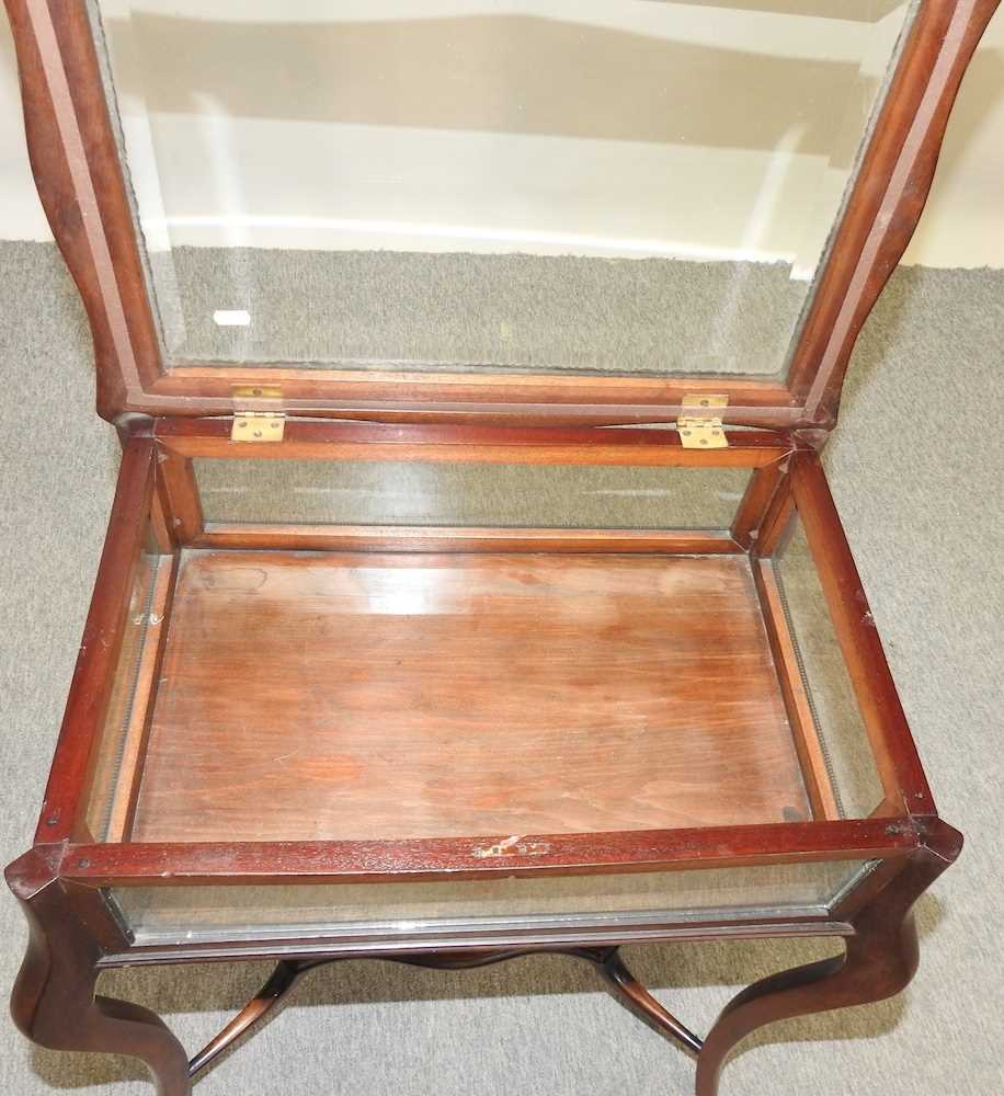 A 19th century mahogany bijouterie table - Image 6 of 9