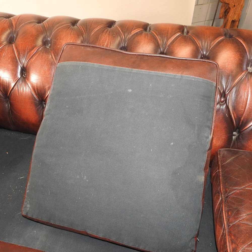 A red leather upholstered button back chesterfield sofa - Image 13 of 18