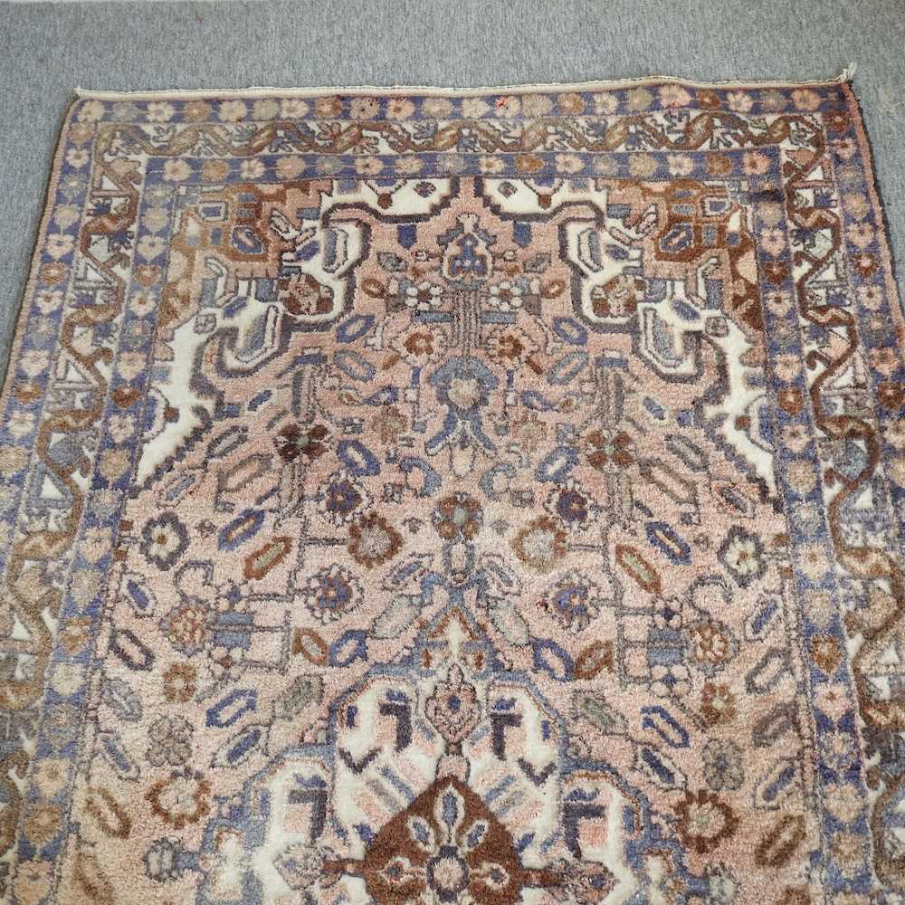 A Persian rug - Image 7 of 13