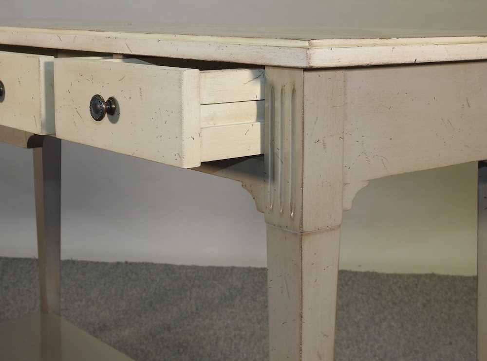 A reproduction French style grey and cream painted side table - Image 5 of 8